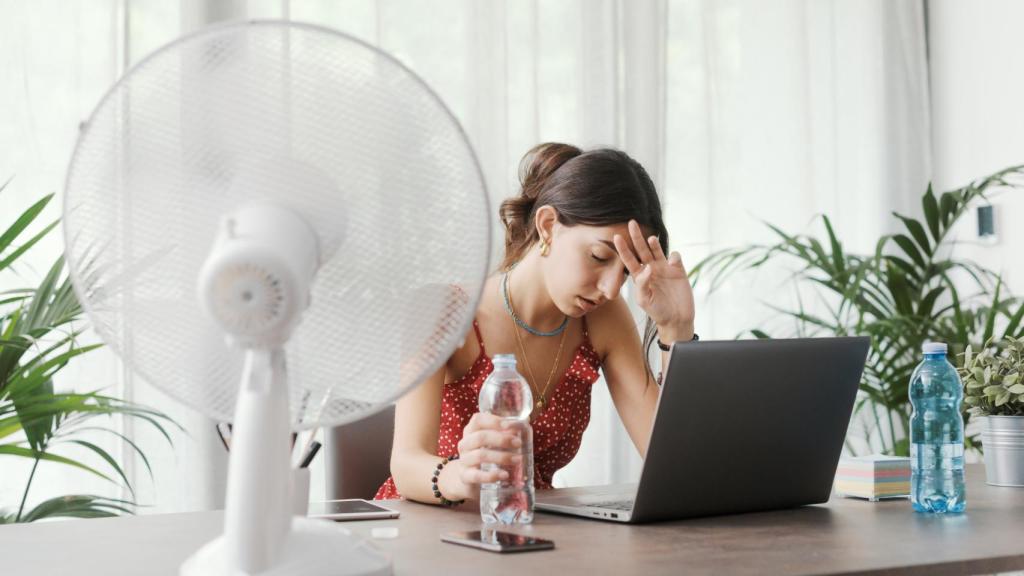 Imagen de archivo de una mujer trabajando un día caluroso.