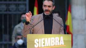 El procurador de Vox David Hierro interviene en un acto de la campaña electoral del 13-F en la Plaza Mayor de Palencia.