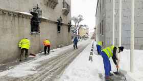 Operarios del Ayuntamiento de Ávila limpian las calles de nieve tras el paso de la borrasca Filomena, en enero de 2021