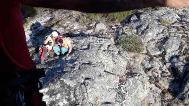 El Grupo de Rescate de la Junta auxilia a un montañero en Candelario