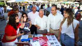 El alcalde de Ciudad Rodrigo, Marcos Iglesias, visita uno de los puestos de venta del Martes Mayor