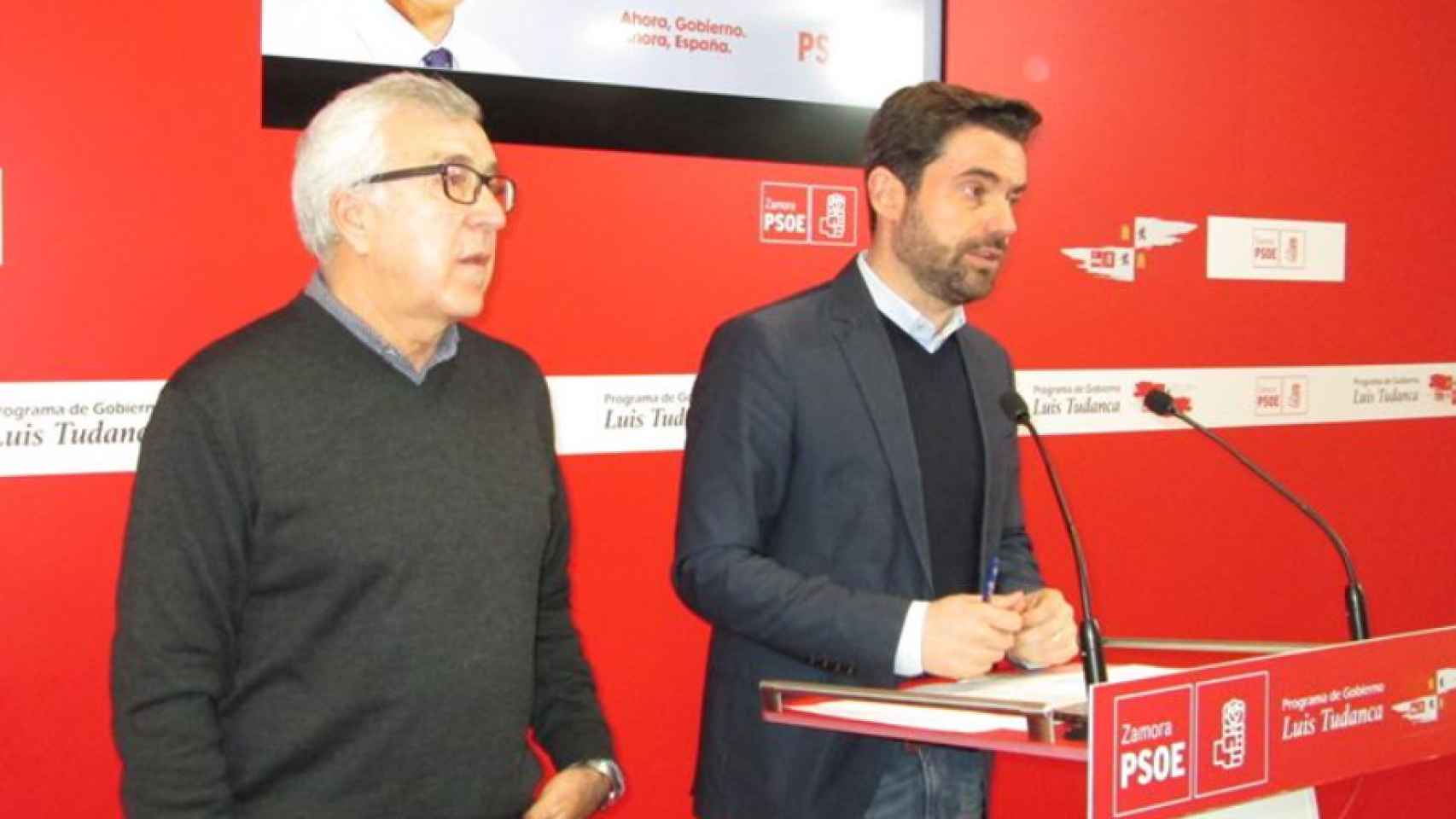 Los parlamentarios Antidio Fagúndez y José Fernández en una rueda de prensa en la sede socialista de Zamora.
