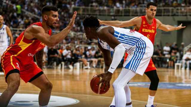 Antetokounmpo, ante Willy Hernangómez en el Grecia - España de preparación del EuroBasket 2022
