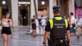 Un agente de la Policía Local de Málaga, de patrulla por el Centro Histórico.