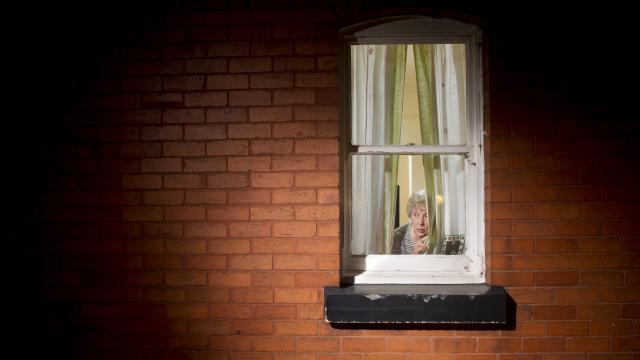 Mujer mirando por la ventana.