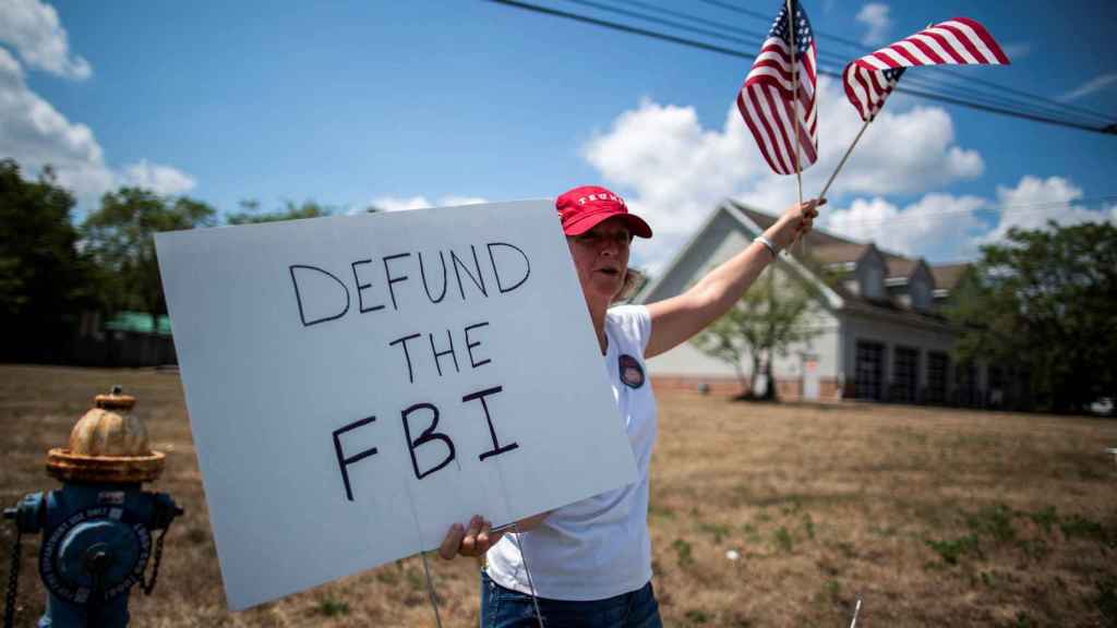 Un partidario de  Trump  protesta cerca del  Trump  National Golf Club después de que el expresidente estadounidense Donald  Trump  dijera que agentes del FBI allanaron su casa de Mar-a-Lago Palm Beach, en Bedminster.