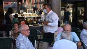Un camarero sirve en una terraza de Valladolid