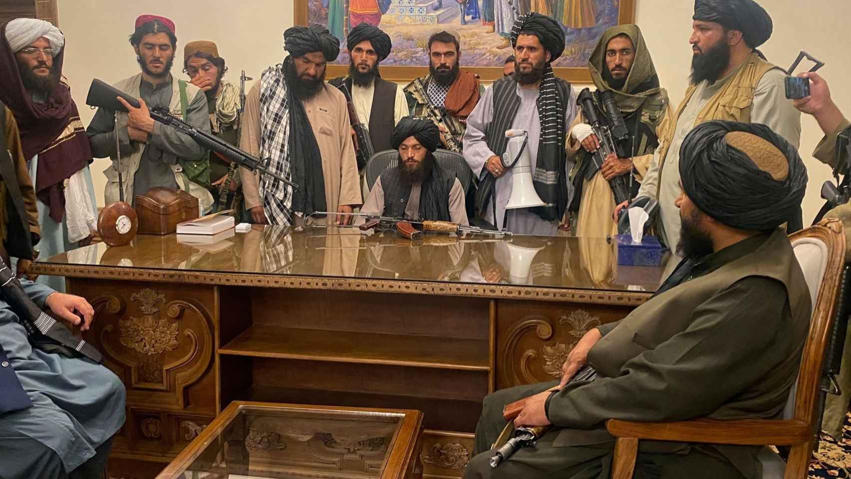 Un grupo de talibanes en el palacio presidencial de Kabul, en 2021.