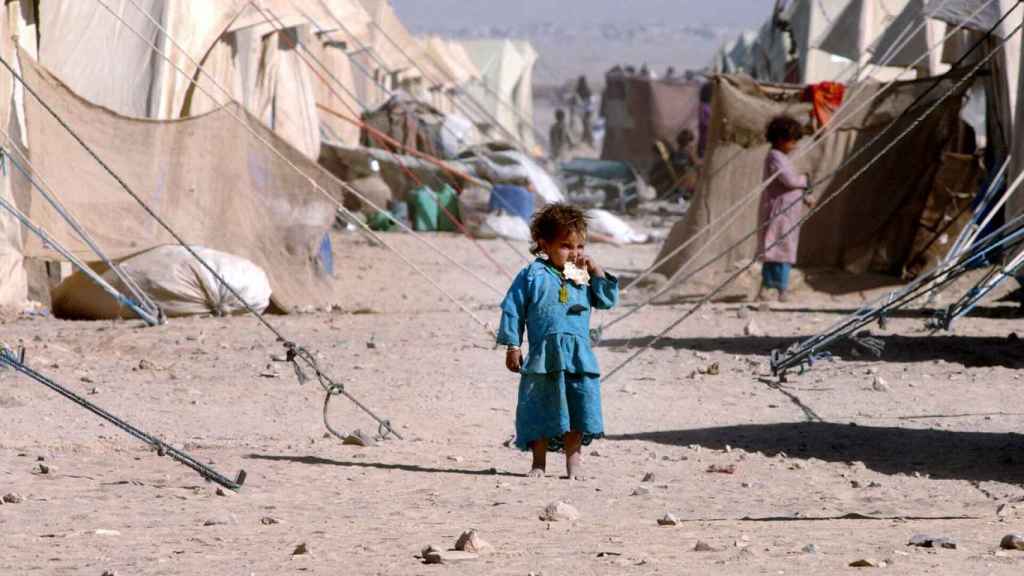 Una niña afgana en un campo de refugiados.