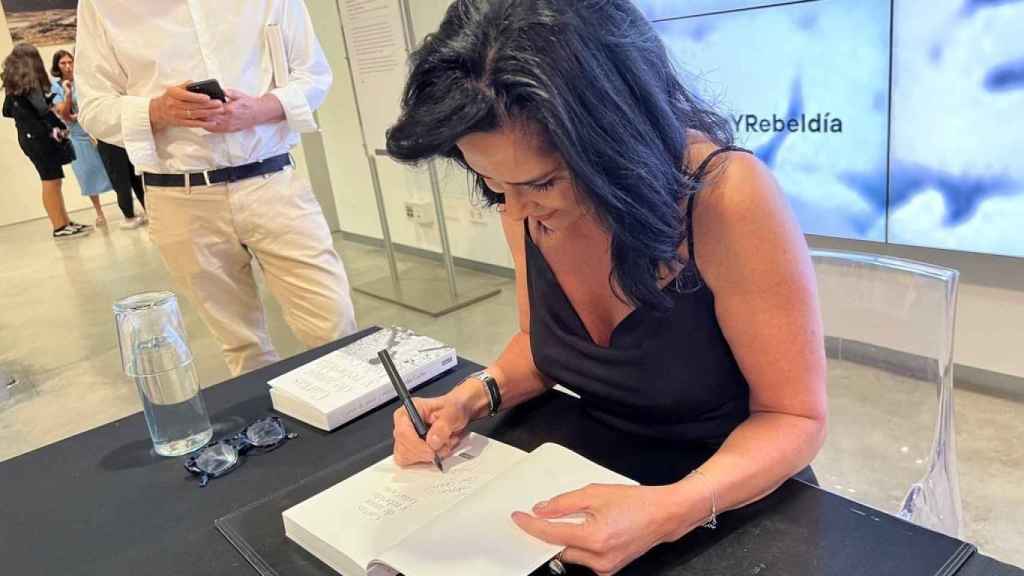 Lydia Cacho firmando un ejemplar de su último libro.