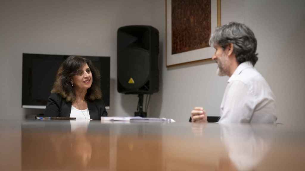 Esther Bendahan y el periodista, Rubén Fernández-Costa.