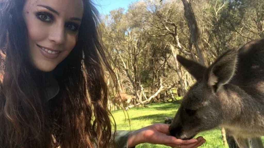 Núria Querol posing next to a kangaroo.