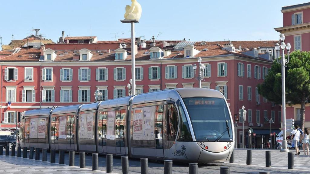 Tren en Niza.
