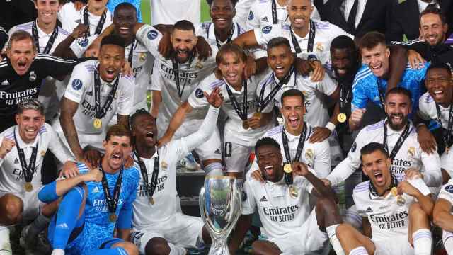 Los jugadores del Real Madrid posan con la Supercopa de Europa.