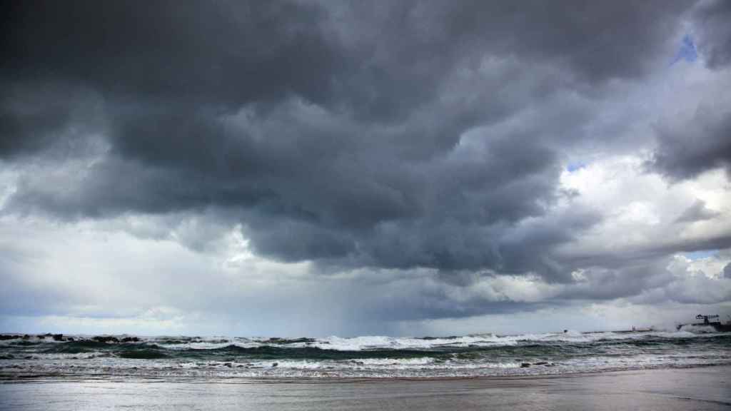 Imagen de archivo de una tormenta desde una zona costera.