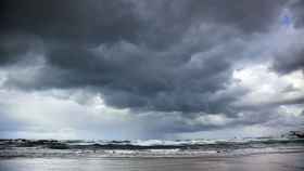 Imagen de archivo de una tormenta desde una zona costera.