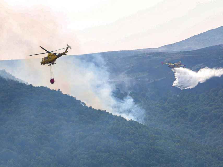 Varios medios aéreos participan en la extinción del incendio de Boca de Huérgano, en León.