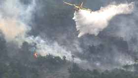 Un helicóptero, en los trabajos de extinción del incendio forestal de Boca de Huérganos