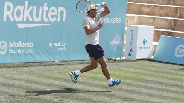 El tenista Rafael Nadal durante un entrenamiento en el Mallorca Country Club.