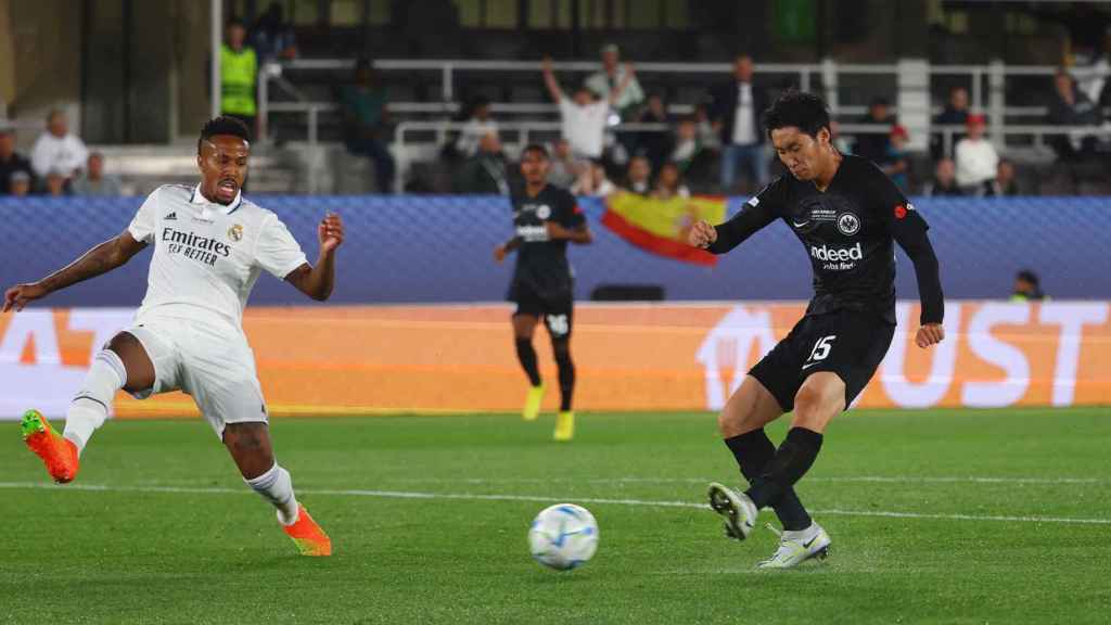 Daichi Kamada dispara a puerta con la oposición de Eder Militao, en la final de la Supercopa de Europa 2022