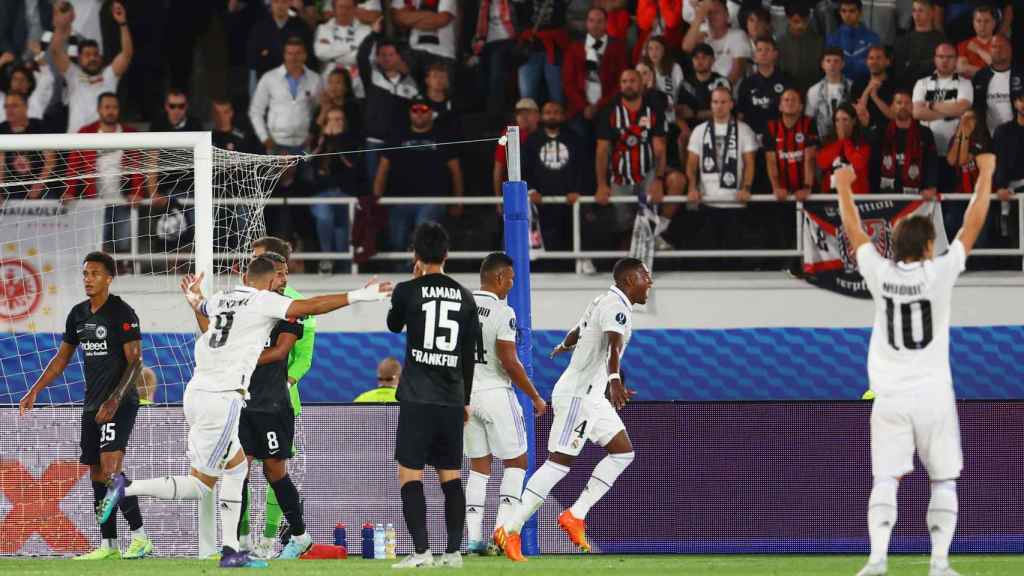 Benzema y Modric, levantando los brazos para celebrar el gol de Alaba en la final de la Supercopa de Europa 2022