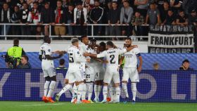 Piña de los jugadores del Real Madrid para celebrar el gol de Alaba en la final de la Supercopa de Europa 2022