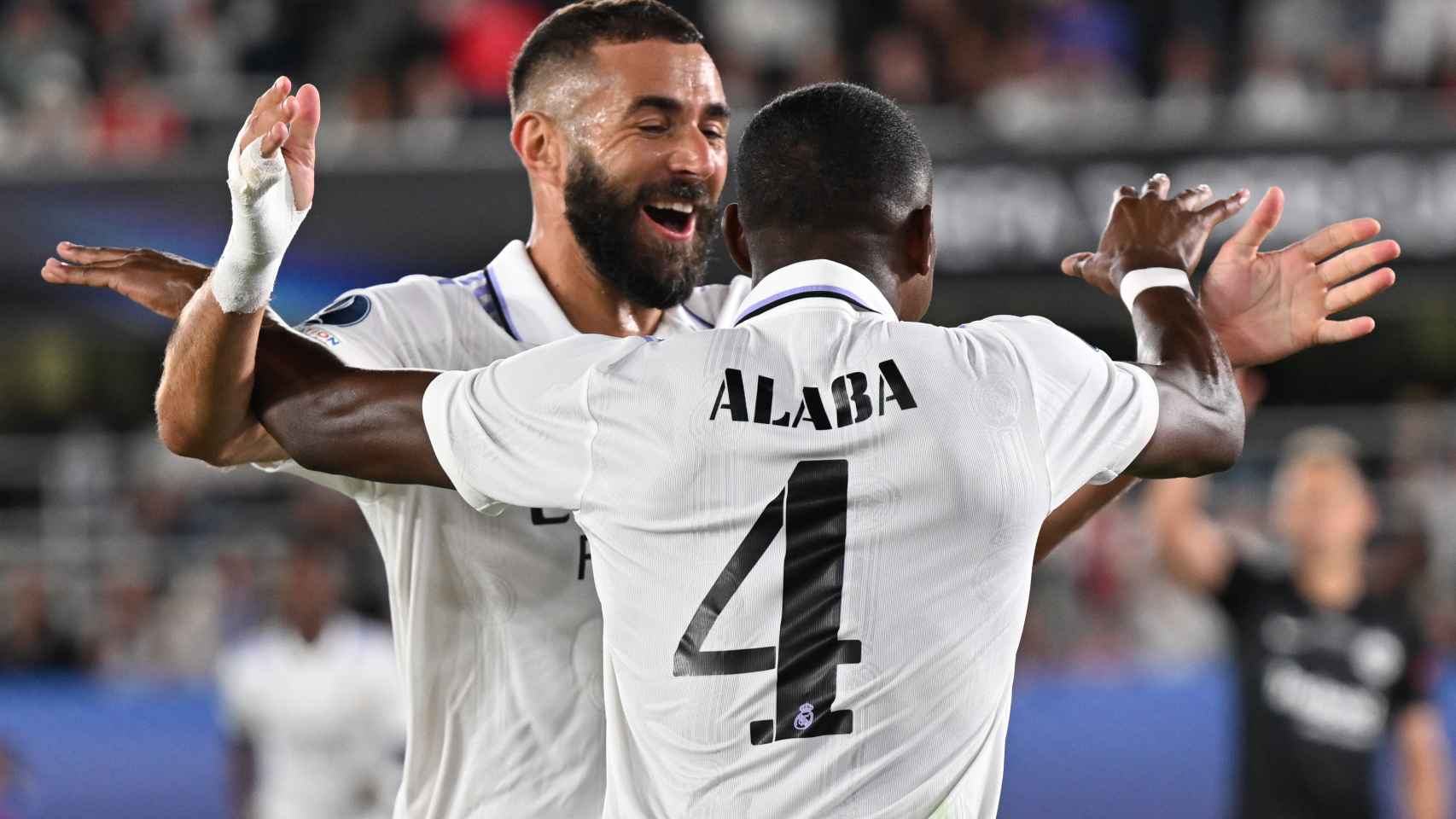 Benzema felicita a Alaba por su gol en la final de la Supercopa de Europa 2022