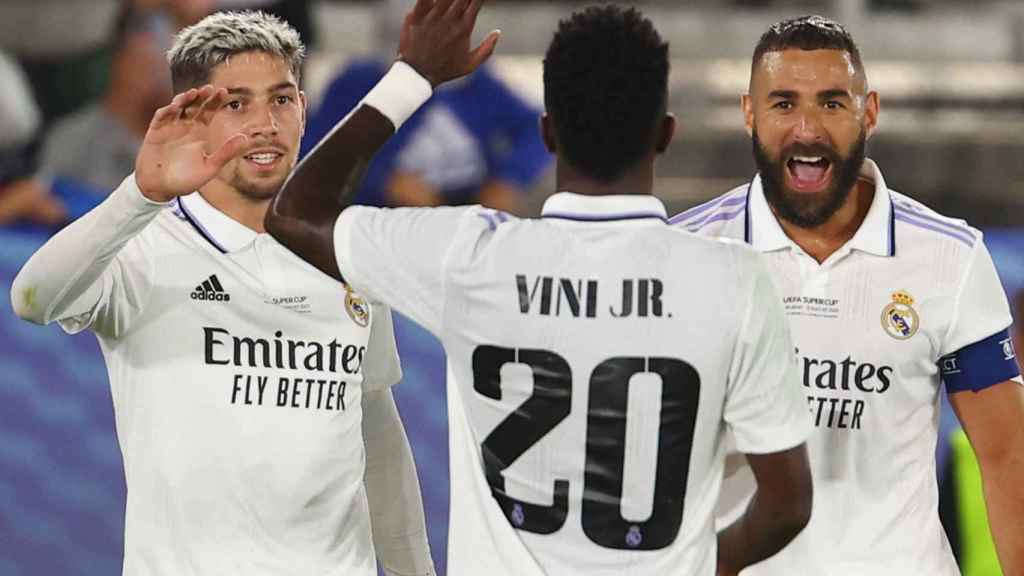 Fede Valverde y Vinicius celebran el gol de Benzema en la Supercopa de Europa 2022