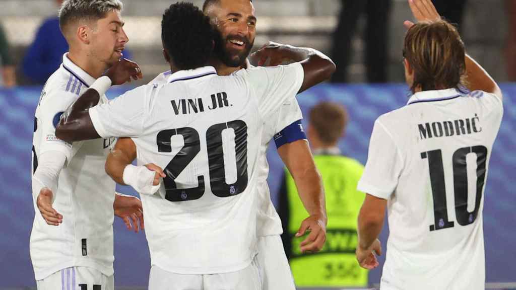 Vinicius, Fede Valverde y Modric felicitan a Benzema por su gol en la Supercopa de Europa 2022