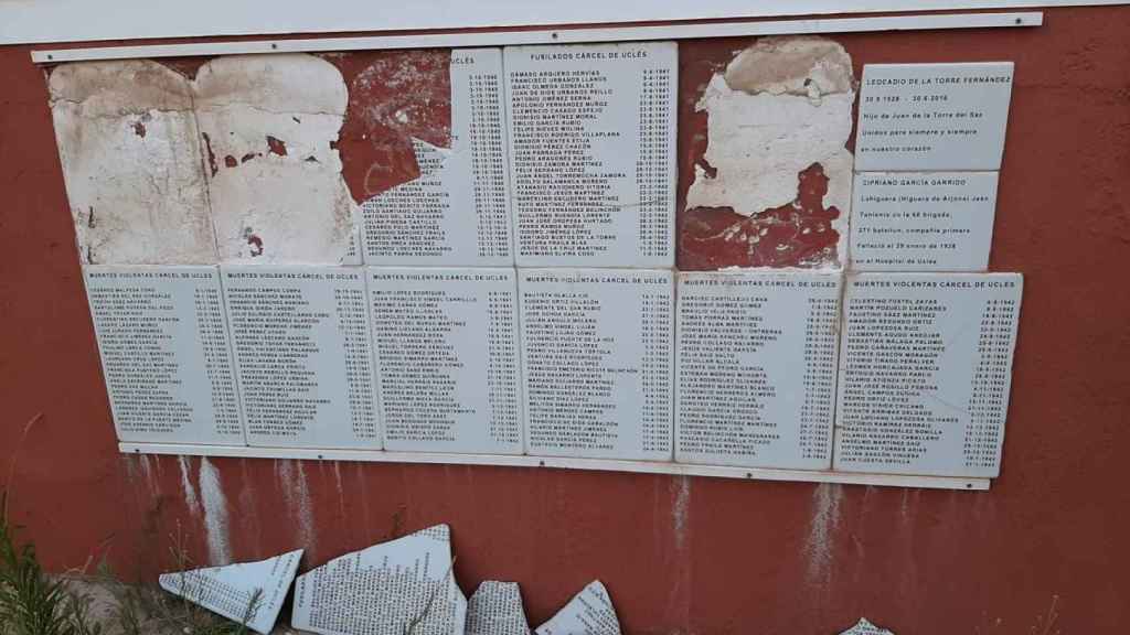 Las placas con los nombres de las víctimas del franquismo han sido vandalizadas en Uclés (Cuenca).