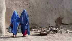 Dos mujeres afganas, cubiertas por un burka, en la calle.