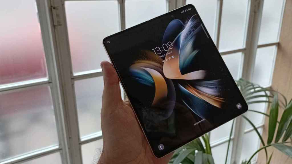 El Samsung Galaxy Z Fold 4 con la pantalla desplegada.