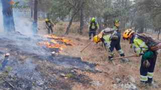 Varios bomberos forestales trabajan sobre el terreno en Cañamares (Cuenca). Foto del Plan INFOCAM.