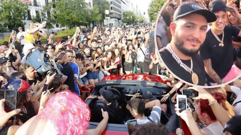 Cientos de personas rodean el coche de Omar Montes.