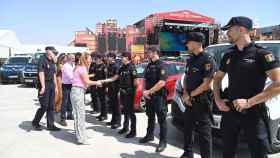 La delegada del Gobierno, Virginia Barcones, saluda a los agentes desplegados en el festival Sonorama Ribera, este jueves.