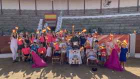 Los participantes de 'Verano en Guijuelo', en su visita a la plaza de toros