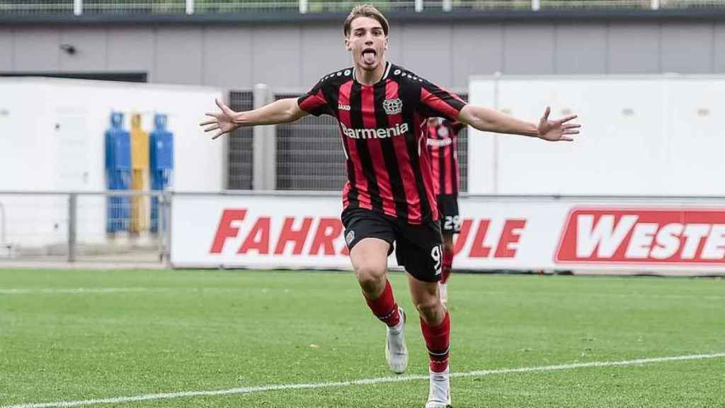 Iker Bravo celebra un gol en la cantera del Bayer Leverkusen