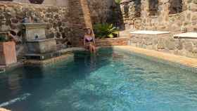 Olvido Hormigos disfruta de un baño en una exclusiva piscina de Toledo