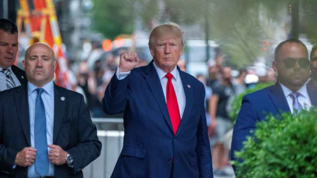 El expresidente de Estados Unidos Donald Trump este miércoles a las puertas de la Torre Trump en Nueva York.