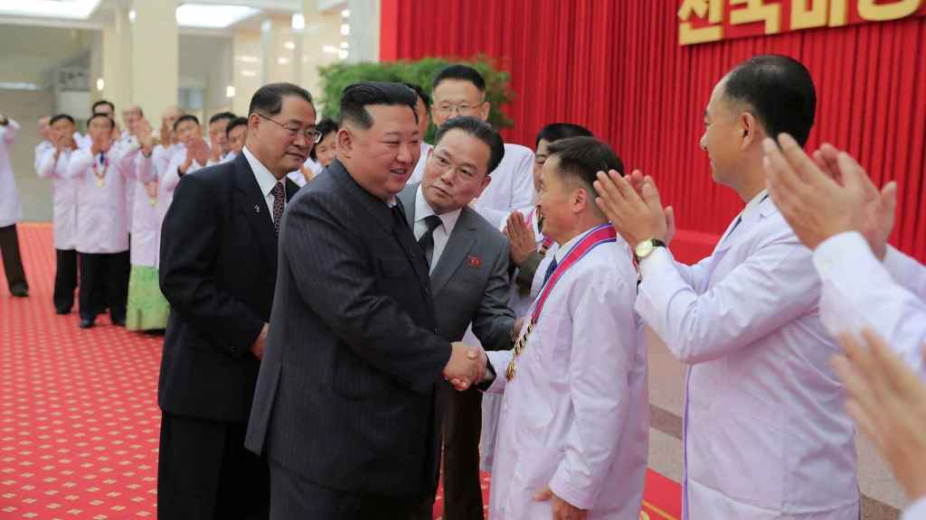 El líder de Corea del Norte, Kim Jong-un, felicita a científicos y sanitarios en Pyongyang.