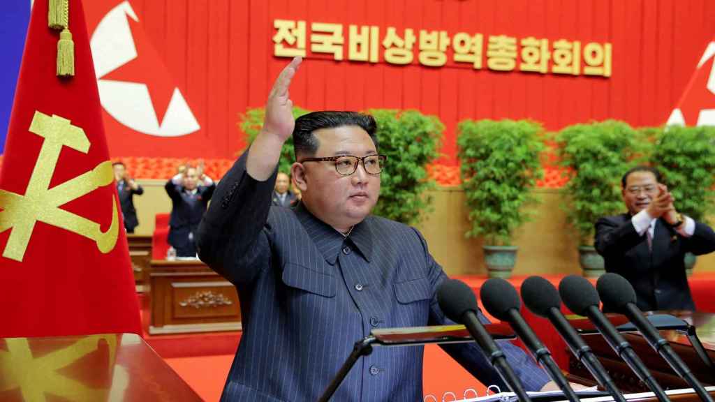 El líder de Corea del Norte, Kim Jong-un, dirige un discurso en Pyongyang dando por erradicada la Covid-19.