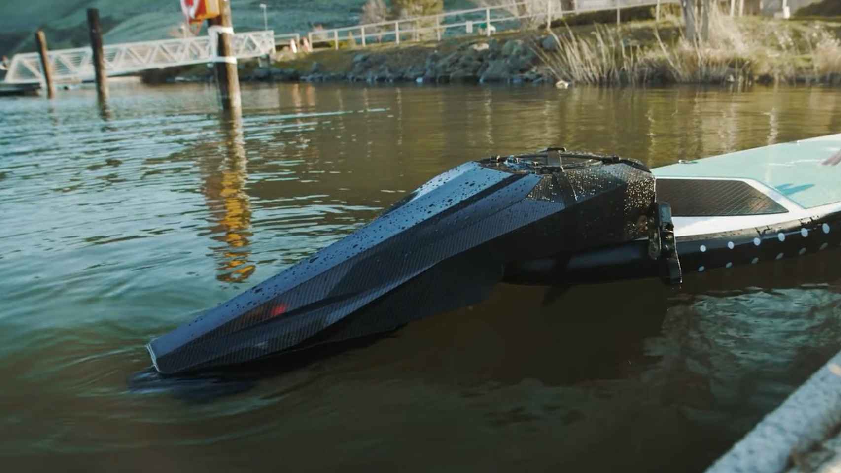 Este innovador propulsor eléctrico se ajusta al kayak para convertirlo en  lancha