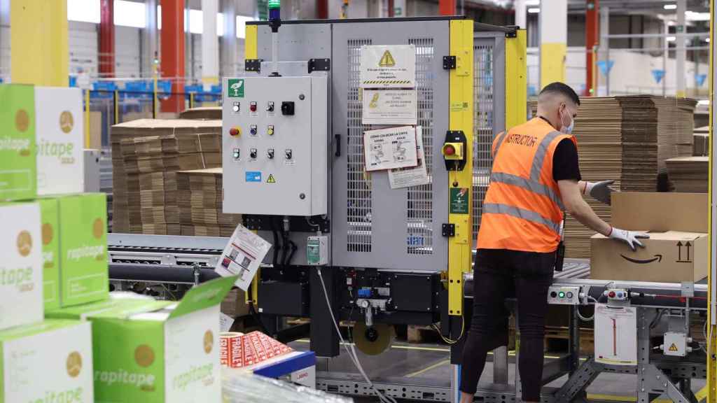 Un trabajador prepara un pedido, en una caja de cartón, en las instalaciones del Centro Logístico de Amazon, a 1 de abril de 2022, en Alcalá de Henares, Madrid (España).