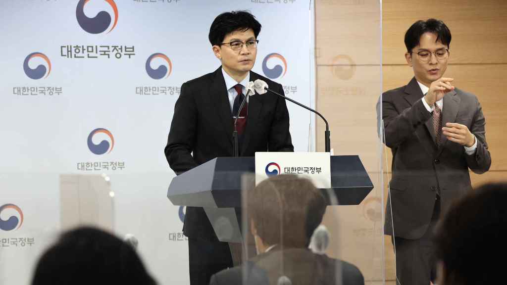 Ministro de Justicia, Han Dong-hoon, anuncia a los beneficiarios de los indultos.