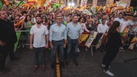 Santiago Abascal junto al portavoz de Vox en el Parlamento andaluz, Manuel Gavira, durante un acto de Vox.