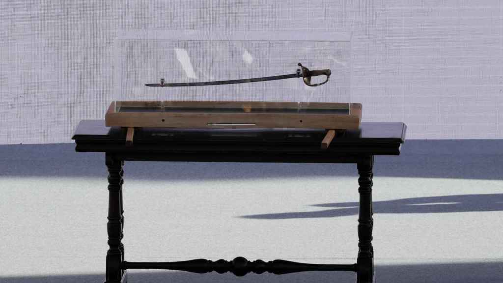 La supuesta espada de Simón Bolívar descansa en una vitrina durante la investidura de Gustavo Petro