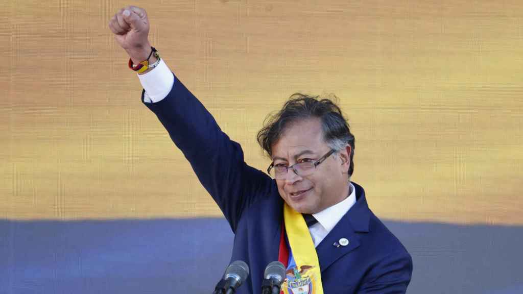 Gustavo Petro alza el puño durante su acto de investidura como presidente de Colombia