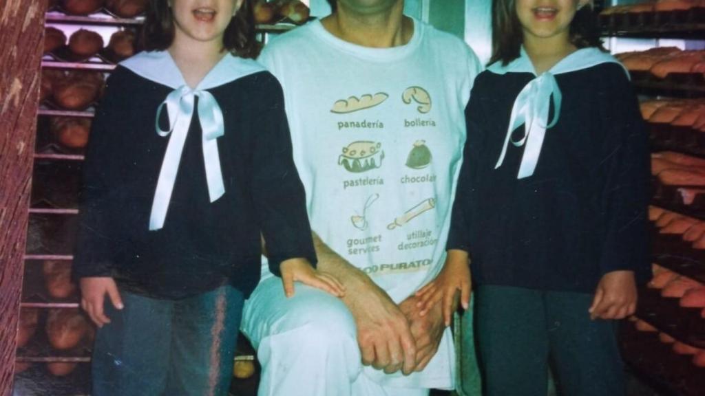 Alba Oliveros (a la derecha), junto a su padre y su hermana.