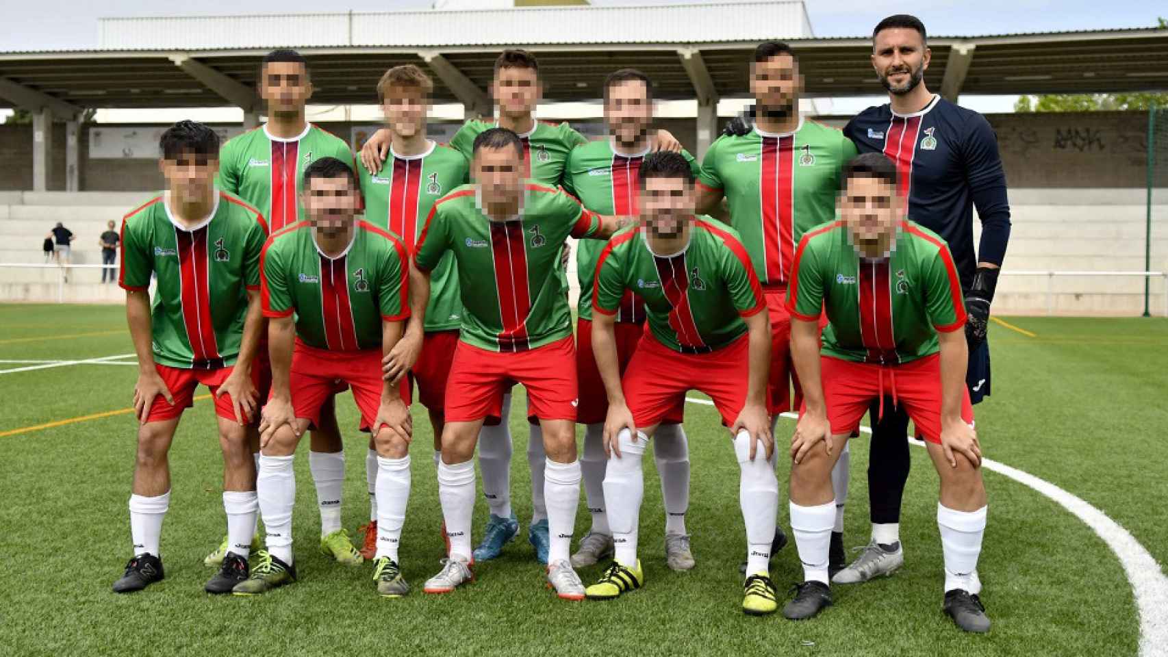 Carlos Sánchez, a la derecha y vestido de portero, en una foto de equipo el año pasado.