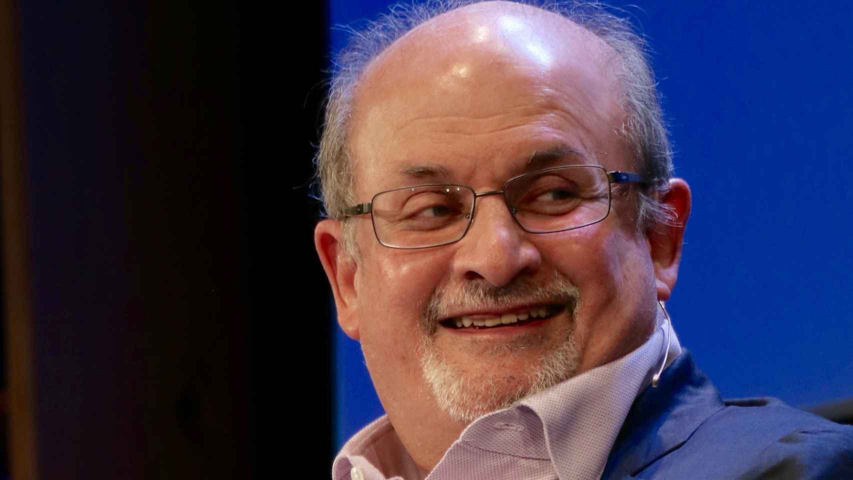 Salman Rushdie, 33 años bajo el puñal islamista: "Estoy orgulloso de pertenecer a la resistencia" thumbnail
